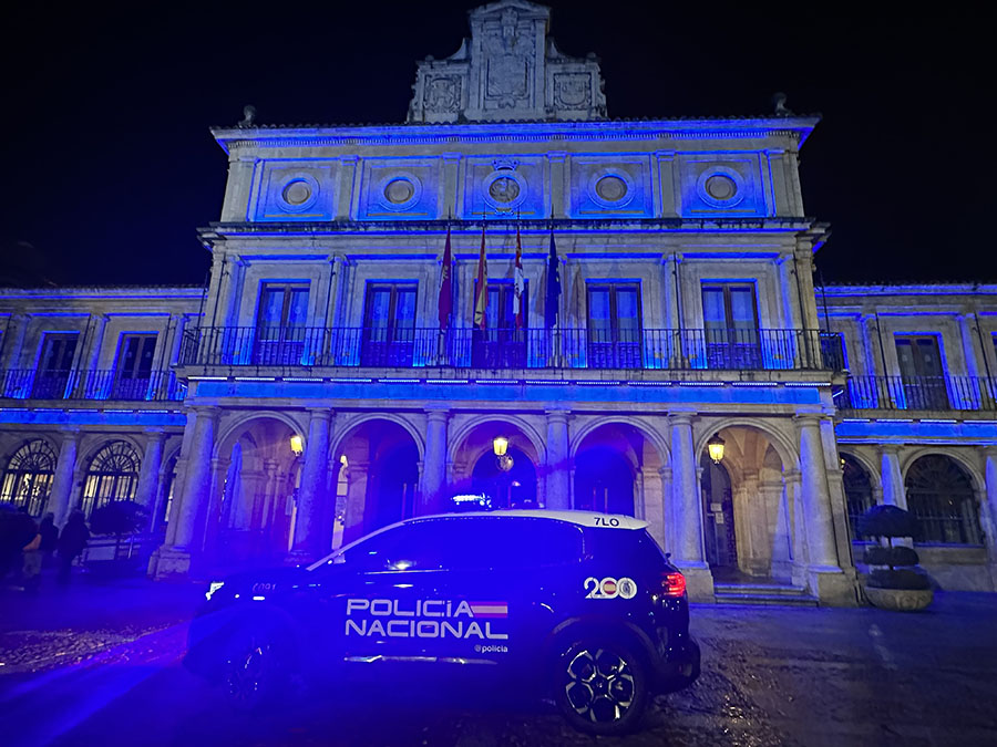 Monumento histórico iluminado con el color azul de la Policía Nacional. 